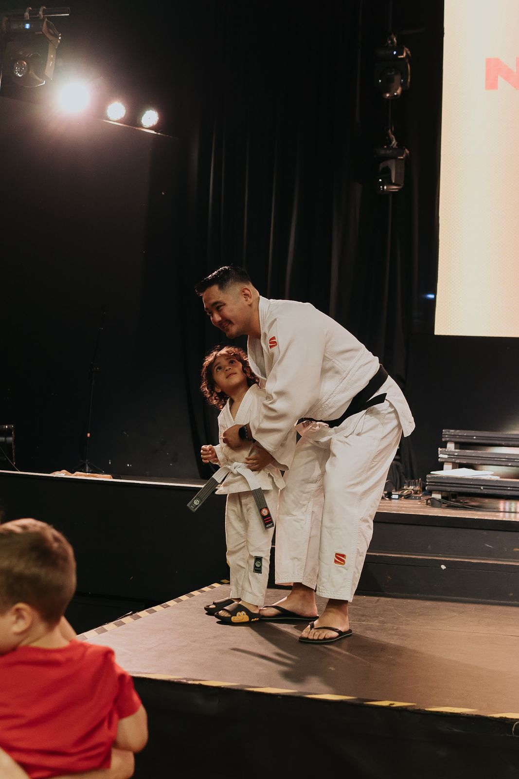 Sensei abraçando aluno após a graduação